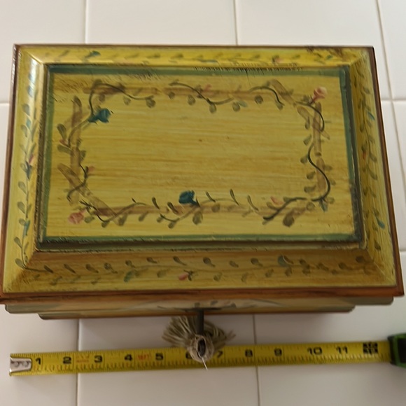 Antique locking small chest - Picture 7 of 8